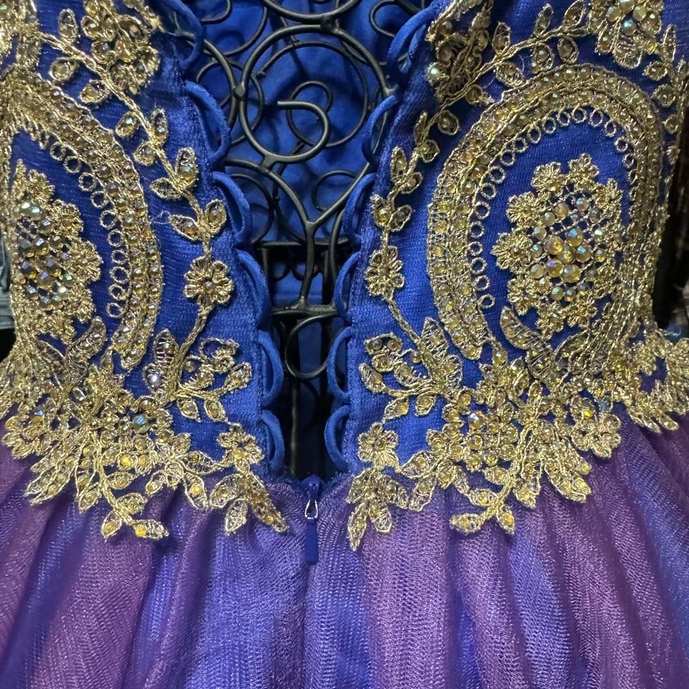 Prom dress with sequins detail size 2 - Picture 6 of 7